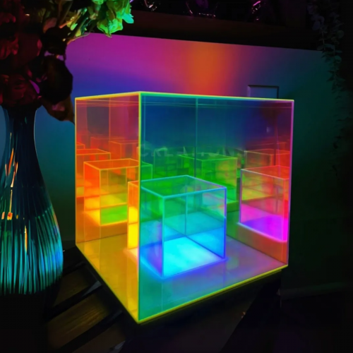 Lámpara de mesa cubo infinito